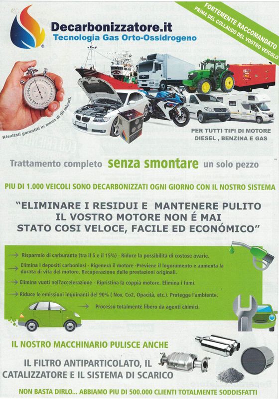 Meccanico auto di installa gomma in una macchina sollevata