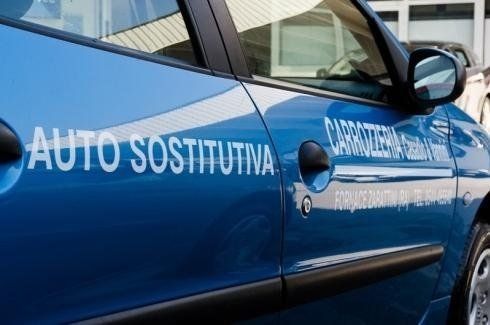 lavoro sulla carrozzeria di una vettura incidentata
