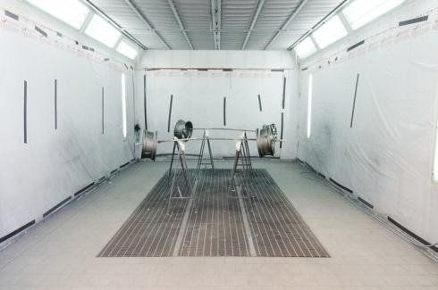 spazio interno adibito per interventi di verniciatura a spray