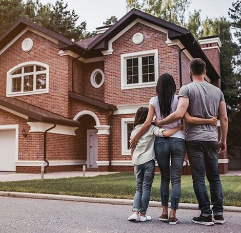 Expert Realtor – Family Outside the House in Indianapolis, IN Expert Realtor – Family Outside the House in Indianapolis, IN
