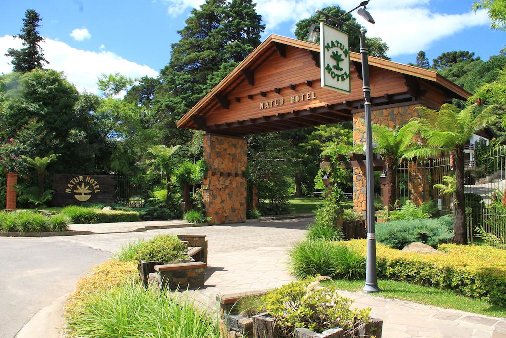 Um prédio de madeira com uma placa que diz 'parque'