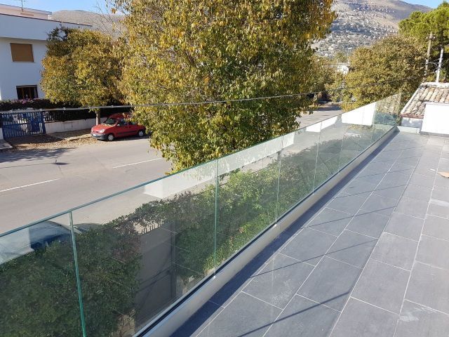 ampio terrazzo con parapetto in vetro