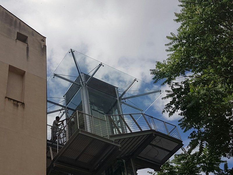 Parapetti in vetro per luoghi pubblici