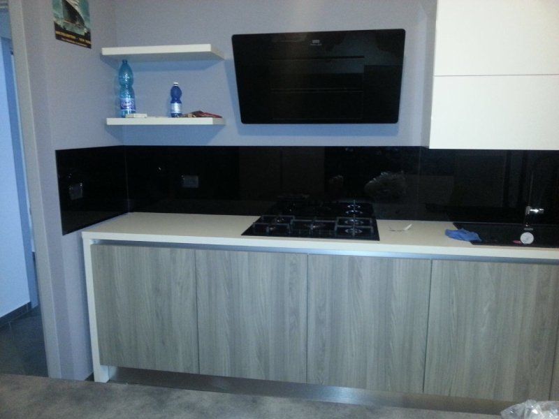 Cucina con vetro su misura