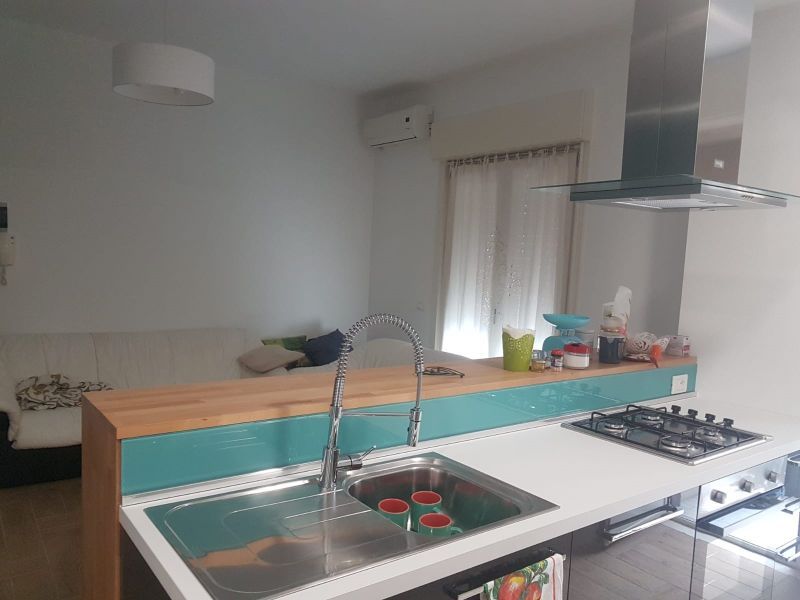 paraschizzi per cucina in vetro laccato azzurro