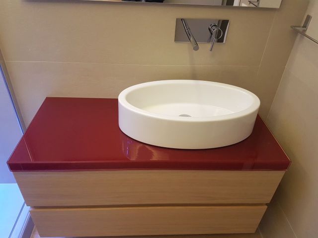top mobile bagno in vetro laccato