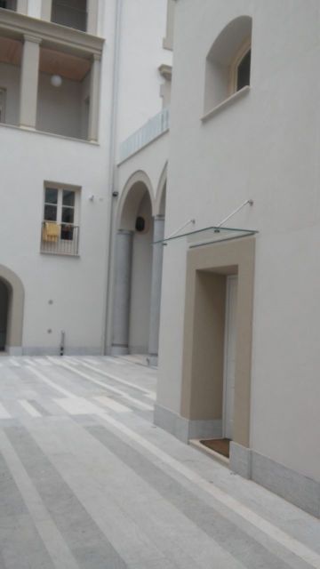 porta con pensilina in vetro