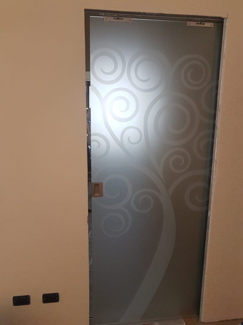 Porta in vetro decorata