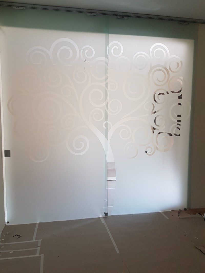 Porta in vetro con albero