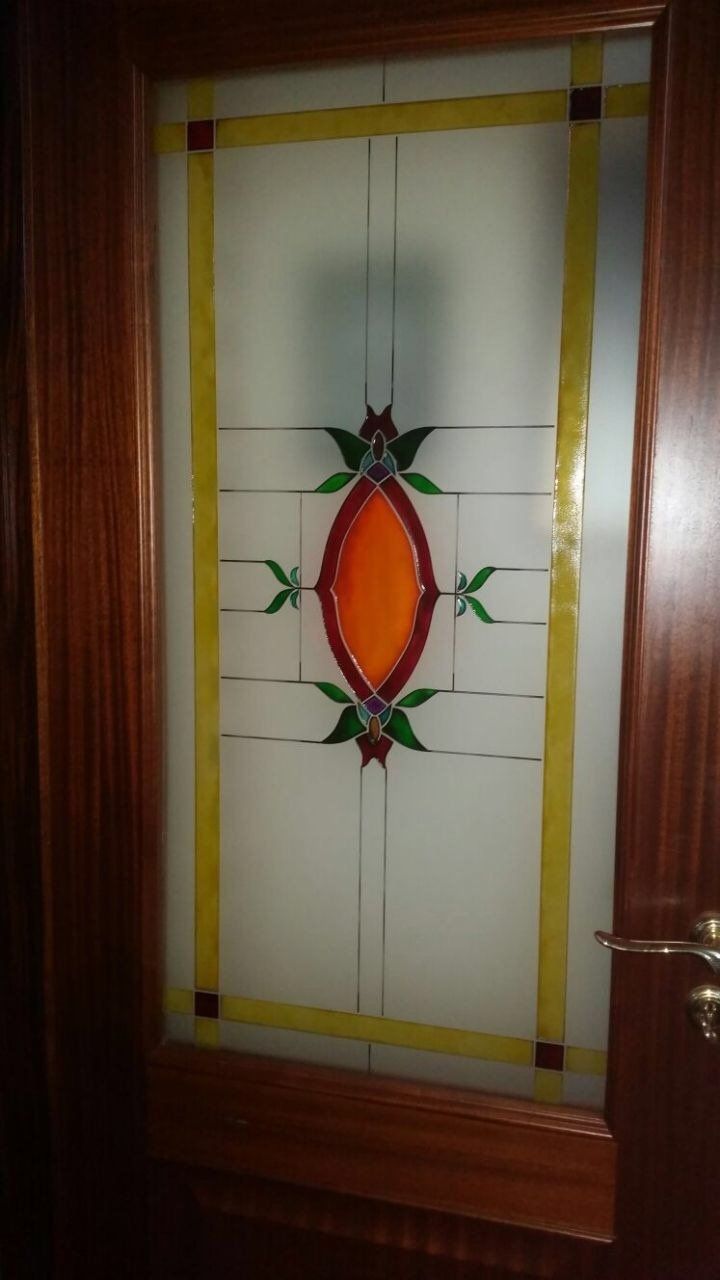 Porta in legno con vetro decorato