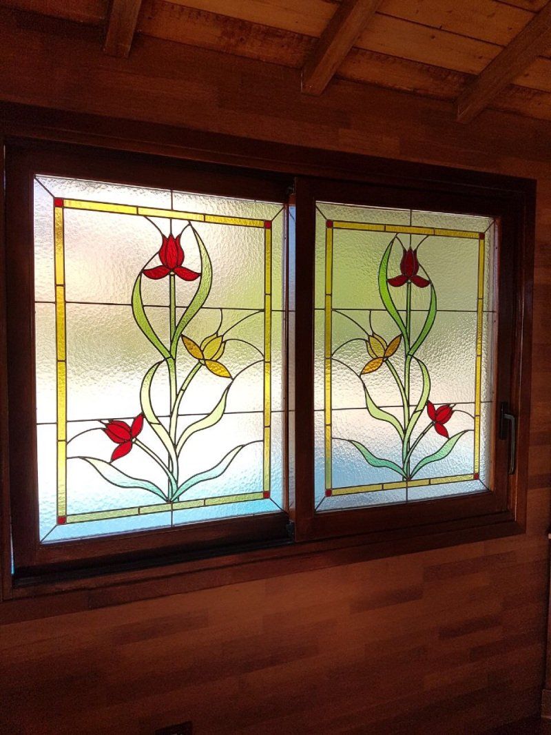 Finestra con vetri decorati