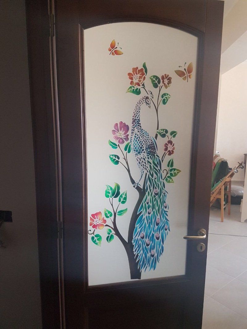 Vetrata di una porta con pavone