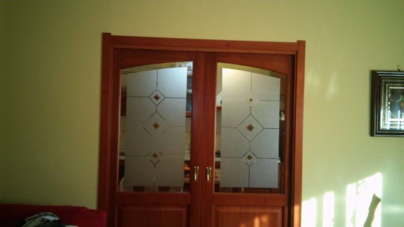 Porta in legno con vetrata personalizzata