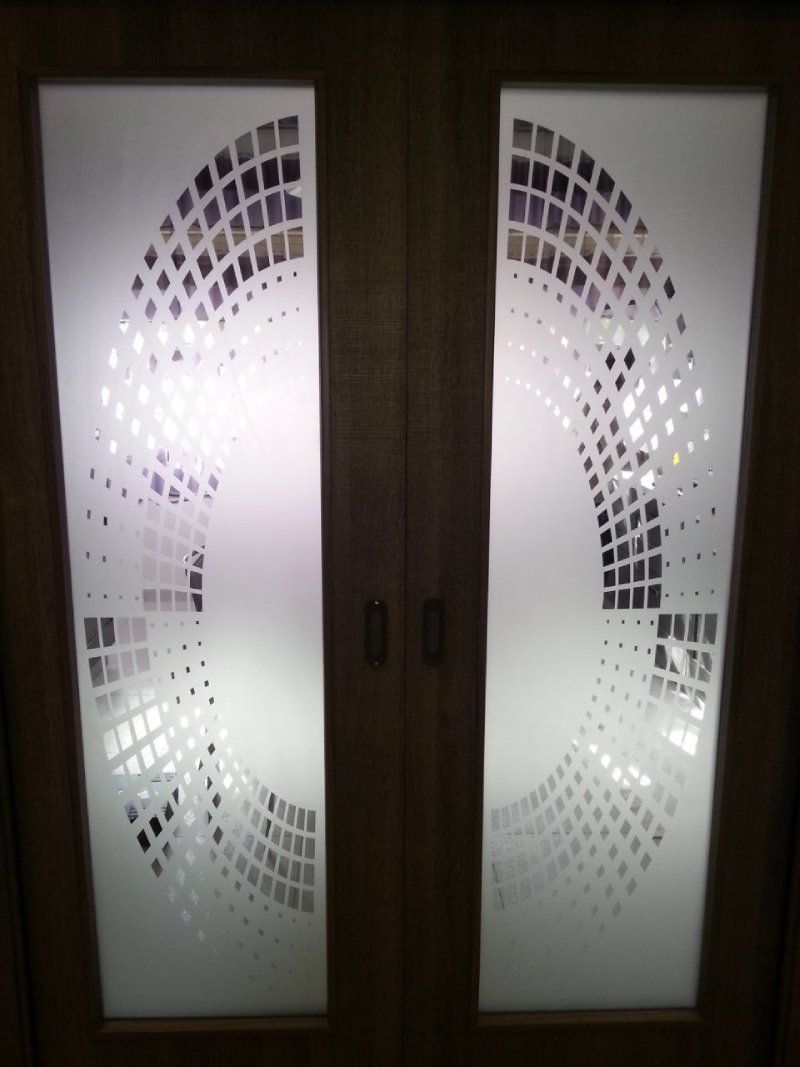 Porta interna a due ante con vetrate