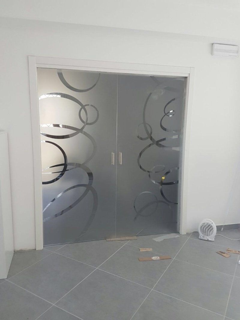 Porta in vetro a due ante