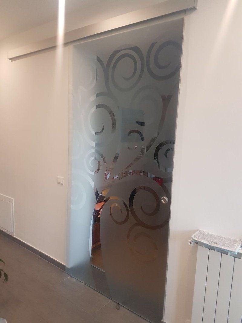 Porta a trascinamento in vetro con albero