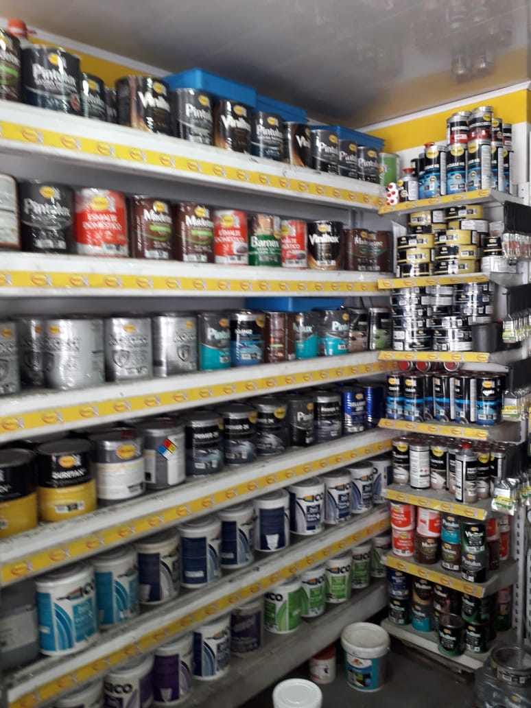 Pinturas Combicolor #2 estantería con productos para remodelación