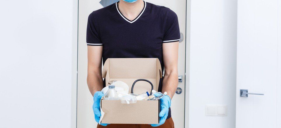 ragazzo che consegna i medicinali
