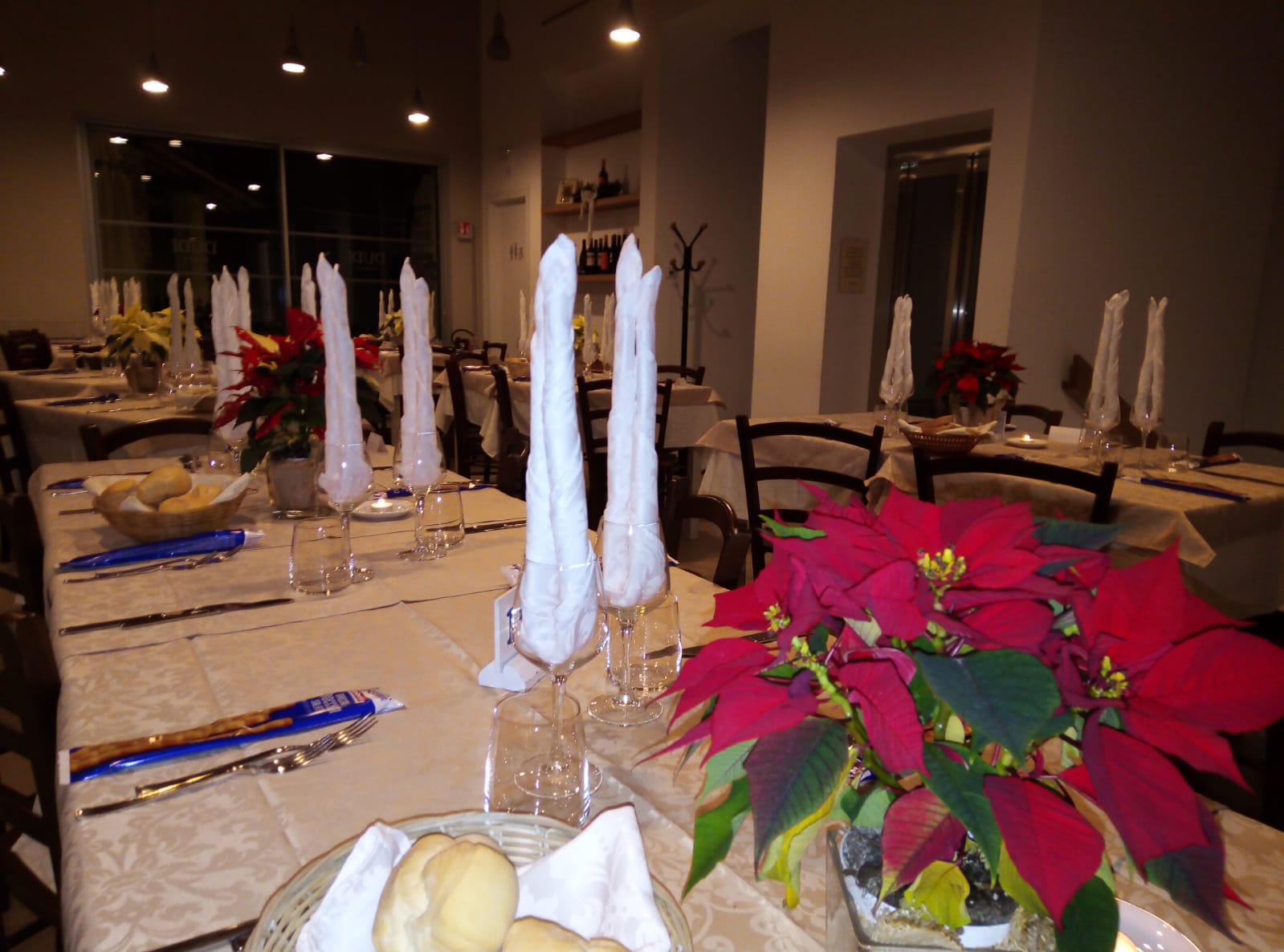interno ristorante primo piano tavolo
