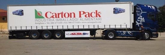 Un tir con un rimorchio con scritto carton pack