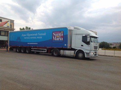 Un tir con un rimorchio con scritto Santa Maria