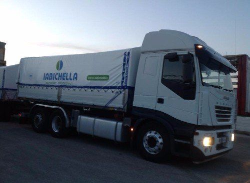 Un tir con il rimorchio con scritto Iabichella