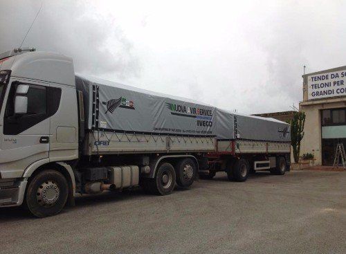Un tir con il rimorchio con scritto Nuova VR service