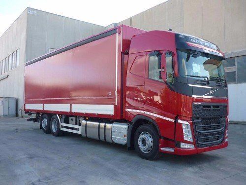 Un camion bordeaux