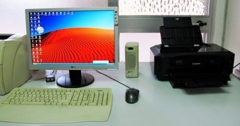 Postazione pc con computer e stampante
