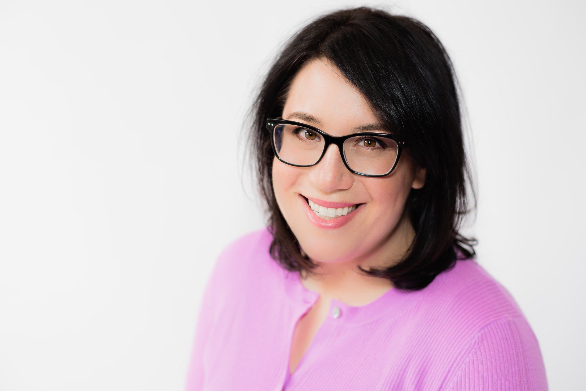 LinkedIn Headshots Toronto | Stacey Naglie Photography | Woman with pink top