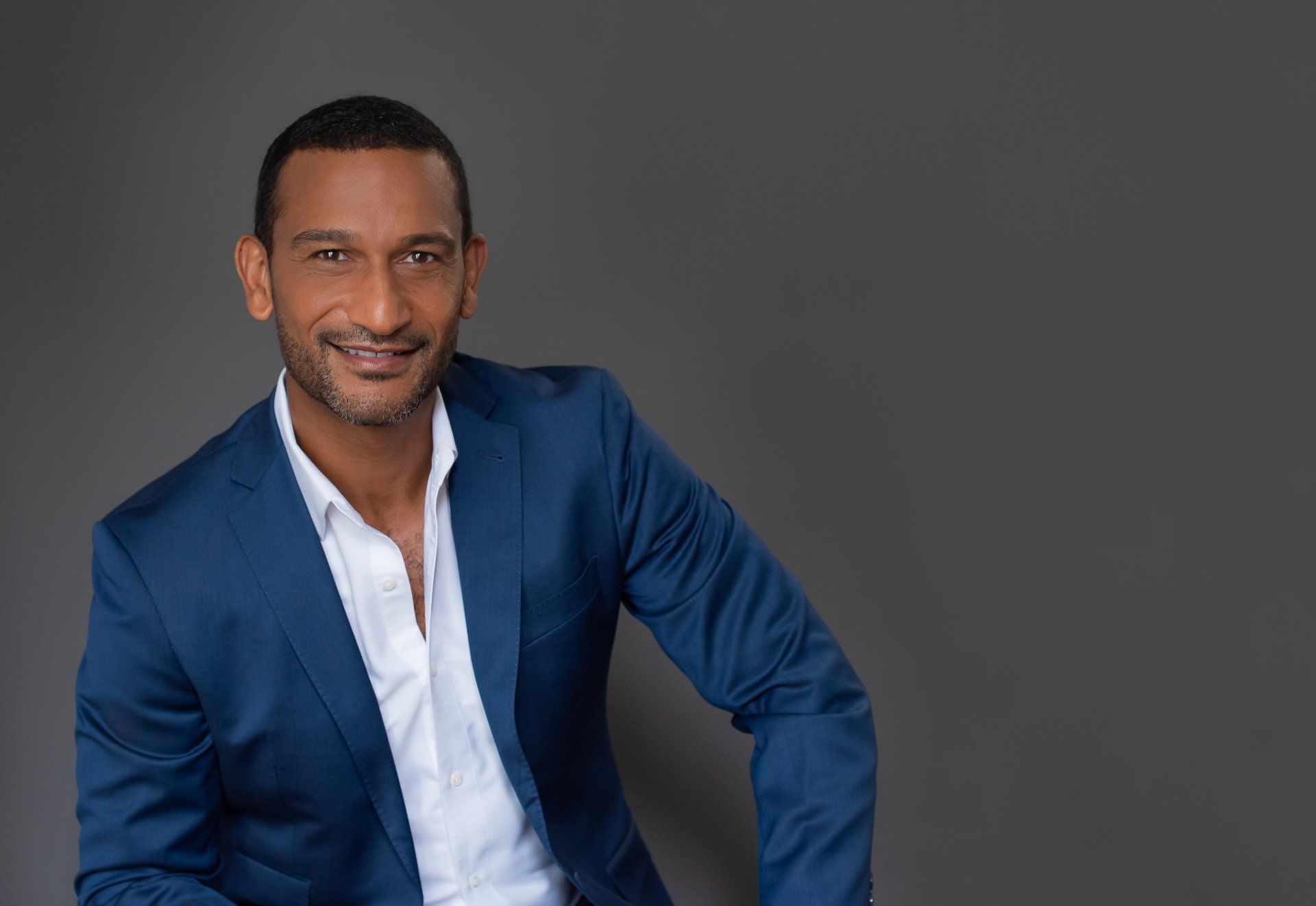 LinkedIn Headshots Toronto | Stacey Naglie Photography | Man in blue suit