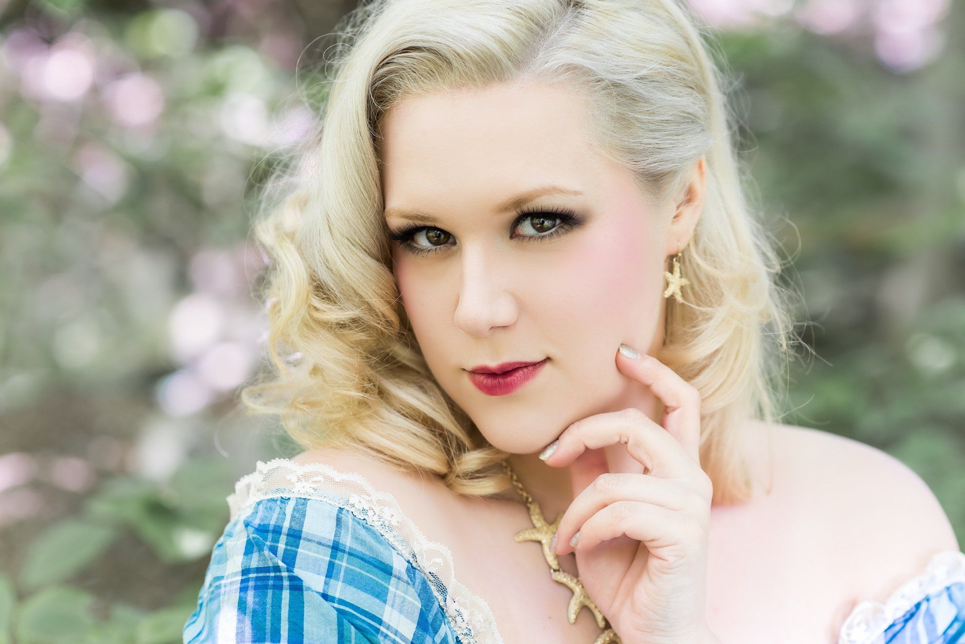 Professional Portrait Photography | Stacey Naglie Toronto | Woman with blue plaid top