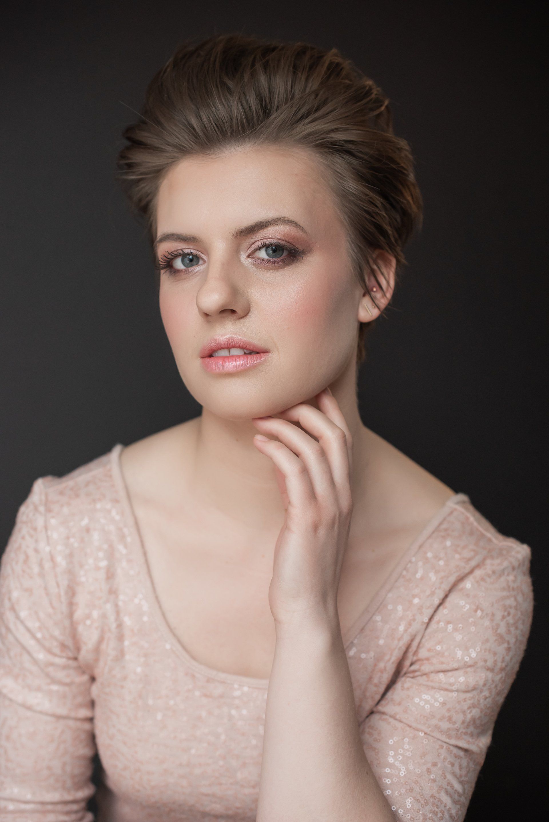 Portrait Photography | Stacey Naglie Toronto | Woman with hand at chin