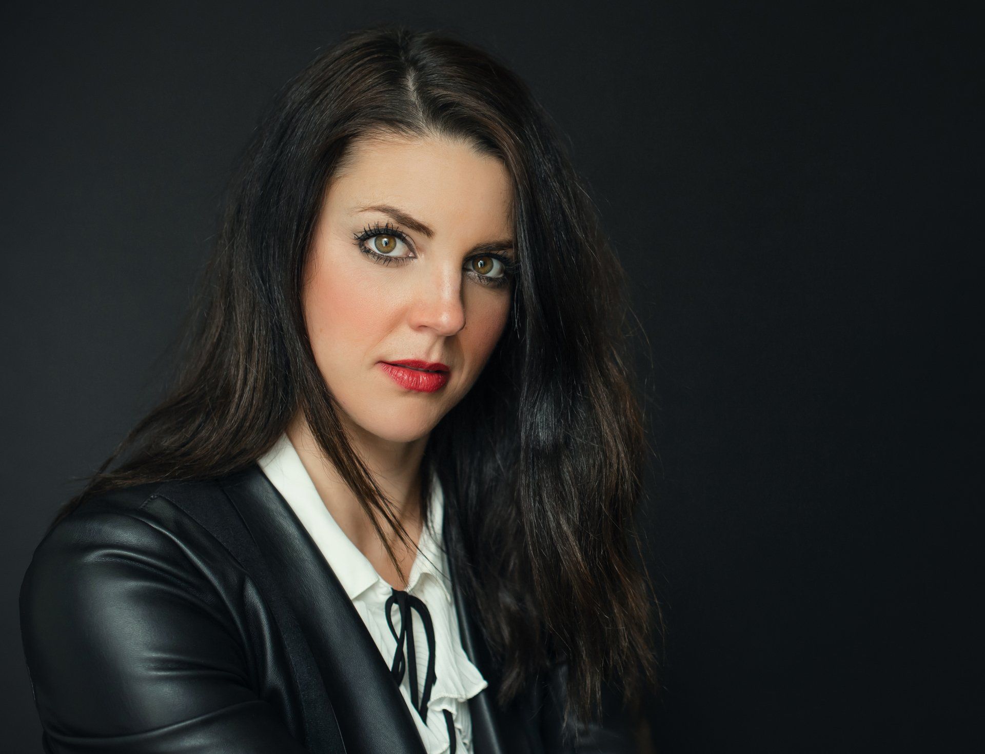 Portrait Photography | Stacey Naglie Toronto | Woman with black leather jacket