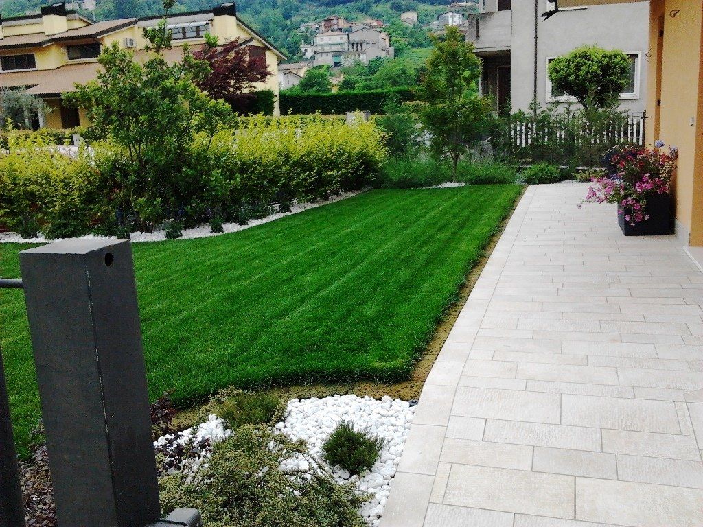 giardino con prato all'inglese