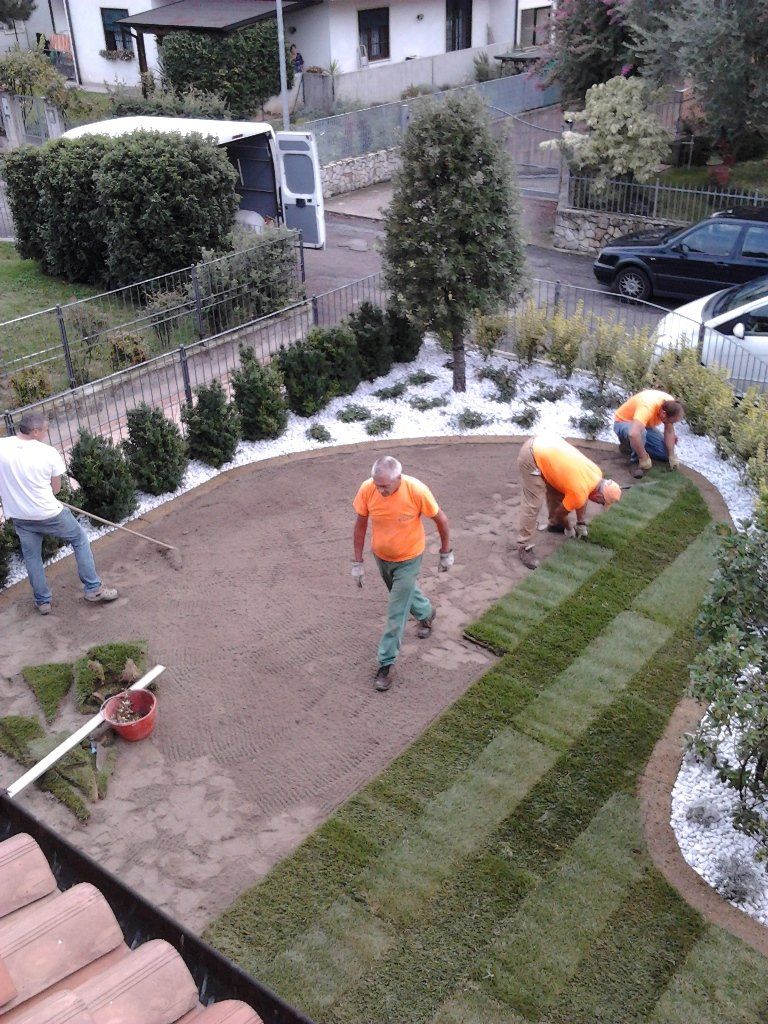 operai mentre lavorano su un giardino