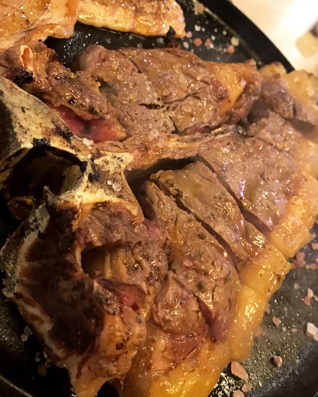 Bistecca alla Fiorentina servita in un ristorante