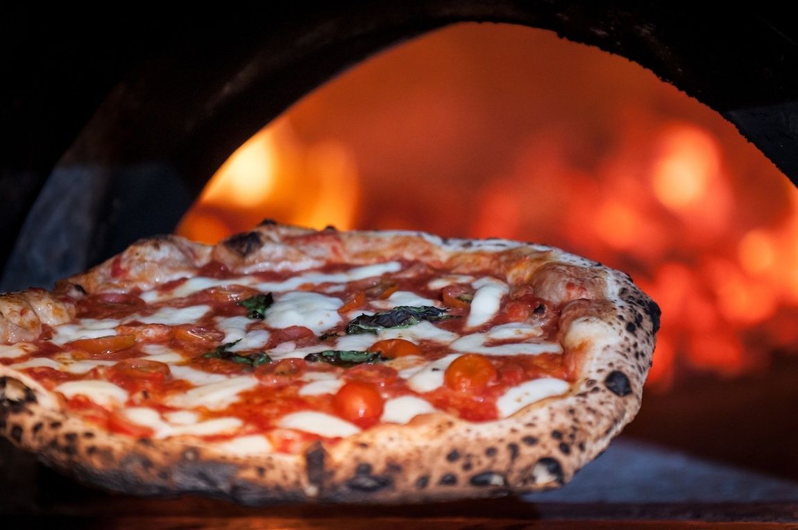 Pizza cotta al forno a legna