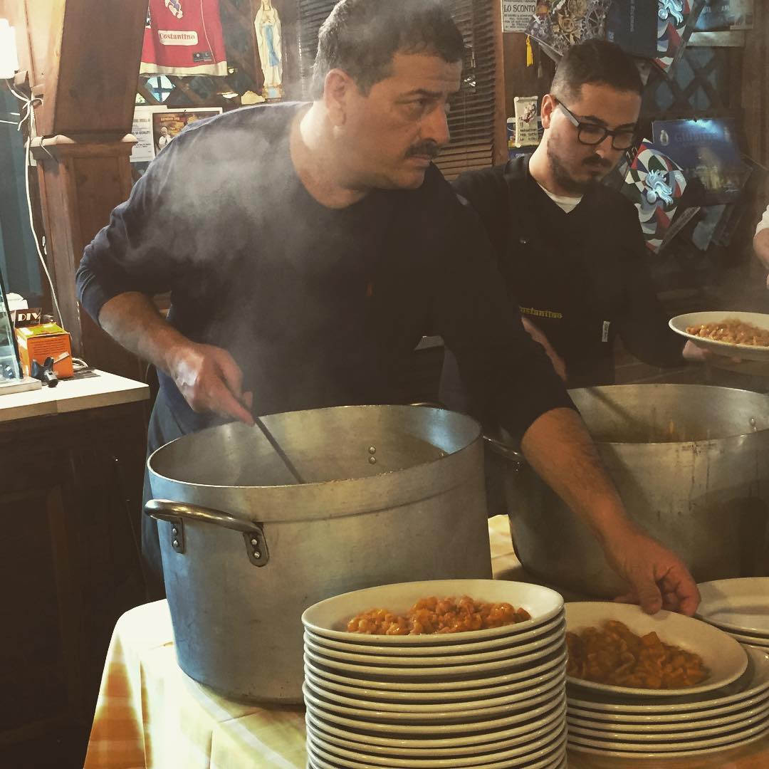 Servizio dei piatti presso un ristorante