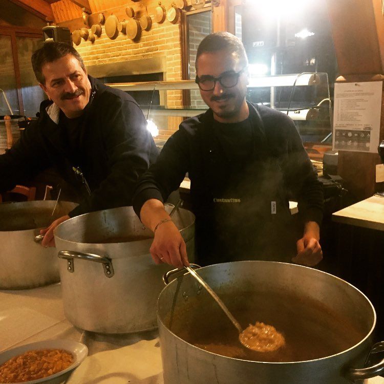 Personale di un ristorante durante il servizio dei piatti