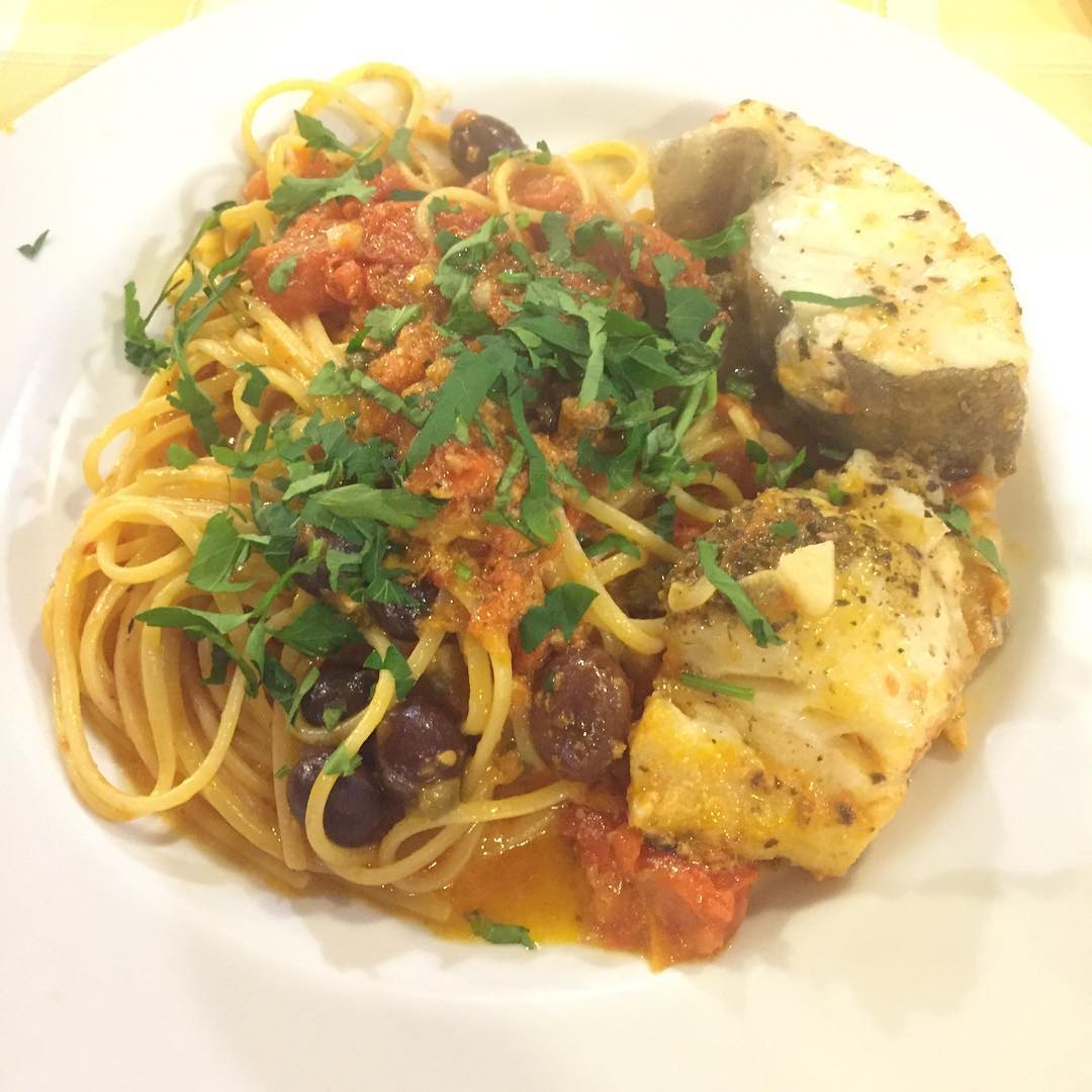 Spaghetti con pomodori freschi e olive nere