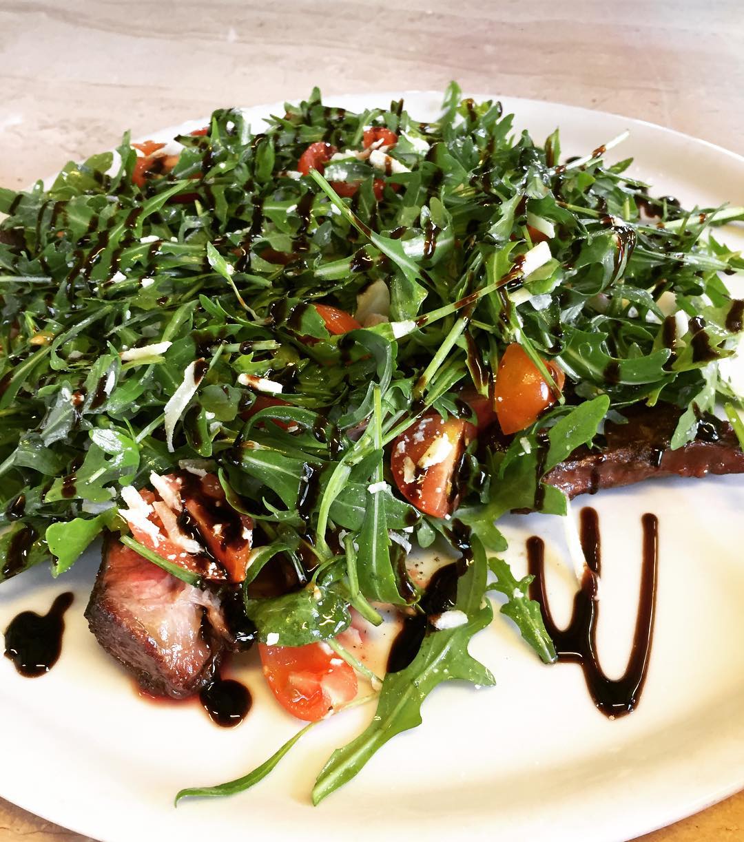 Tagliata di carne e insalata
