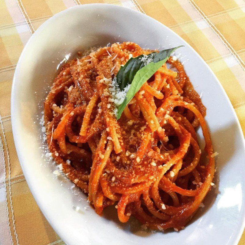 Piatto di spaghetti al pomodoro