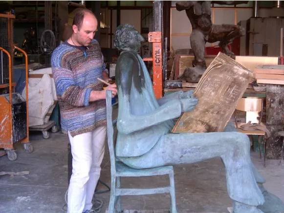 fase di patinatura di scultura