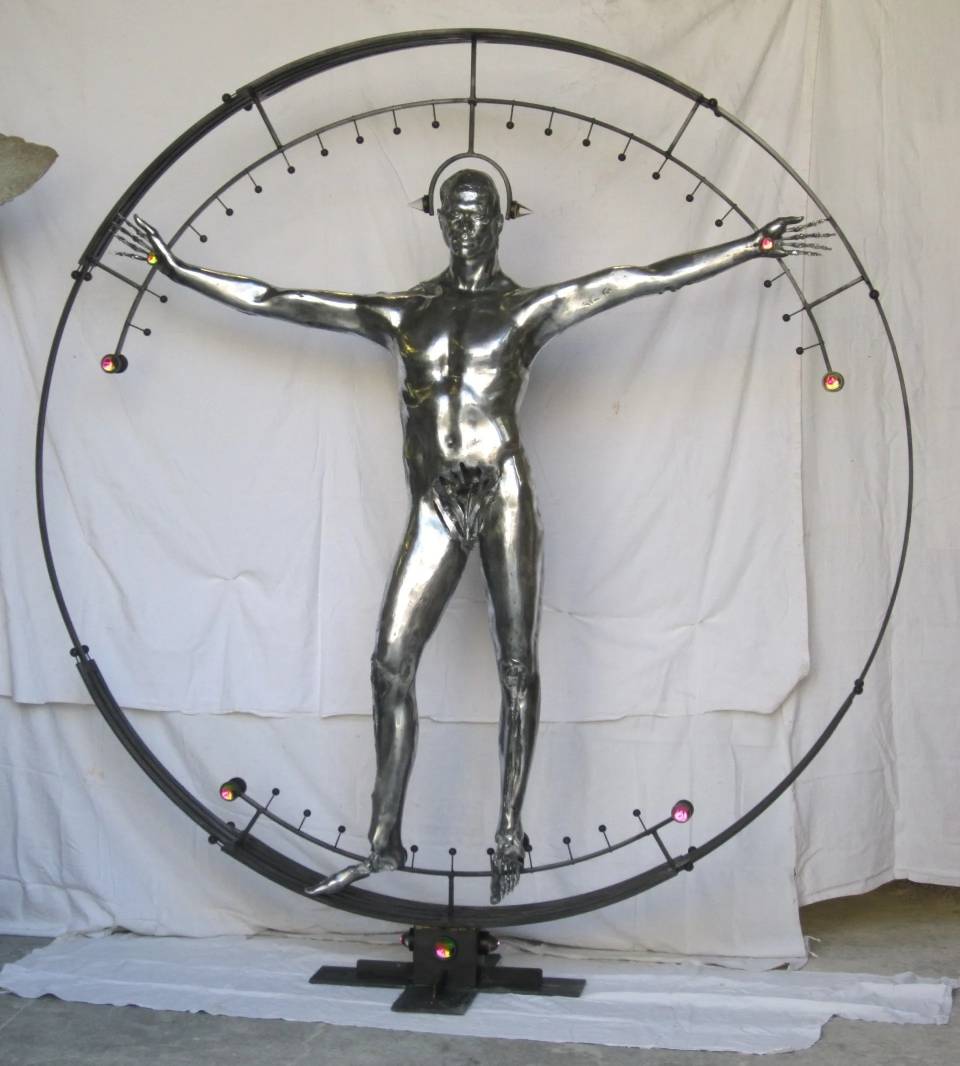 scultura umana in alluminio