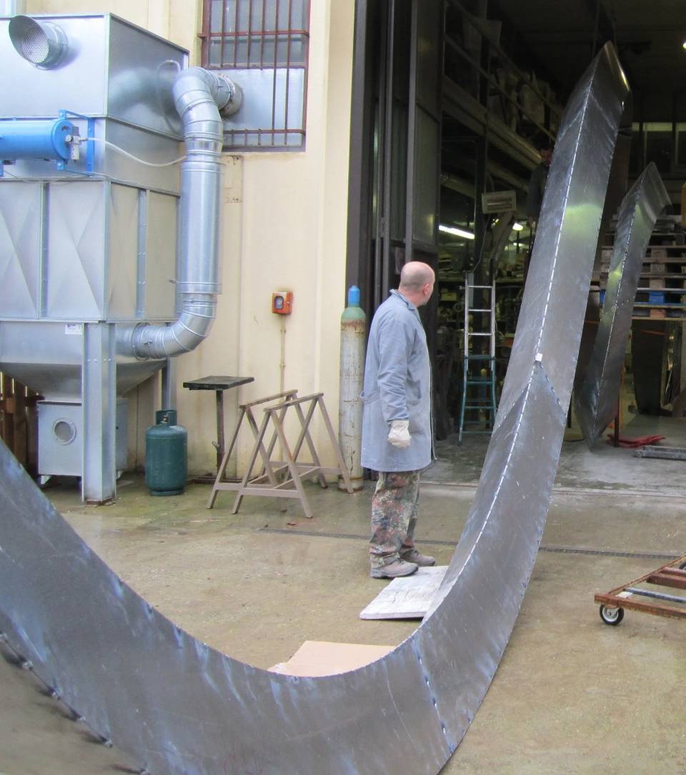 Scultura in alluminio in fonderia