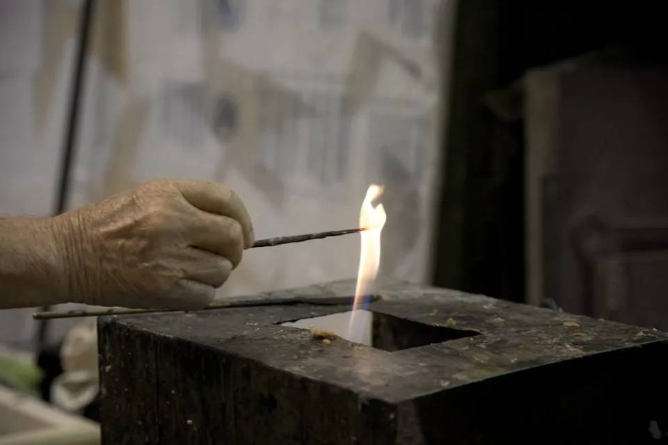 strumento scaldato alla fiamma