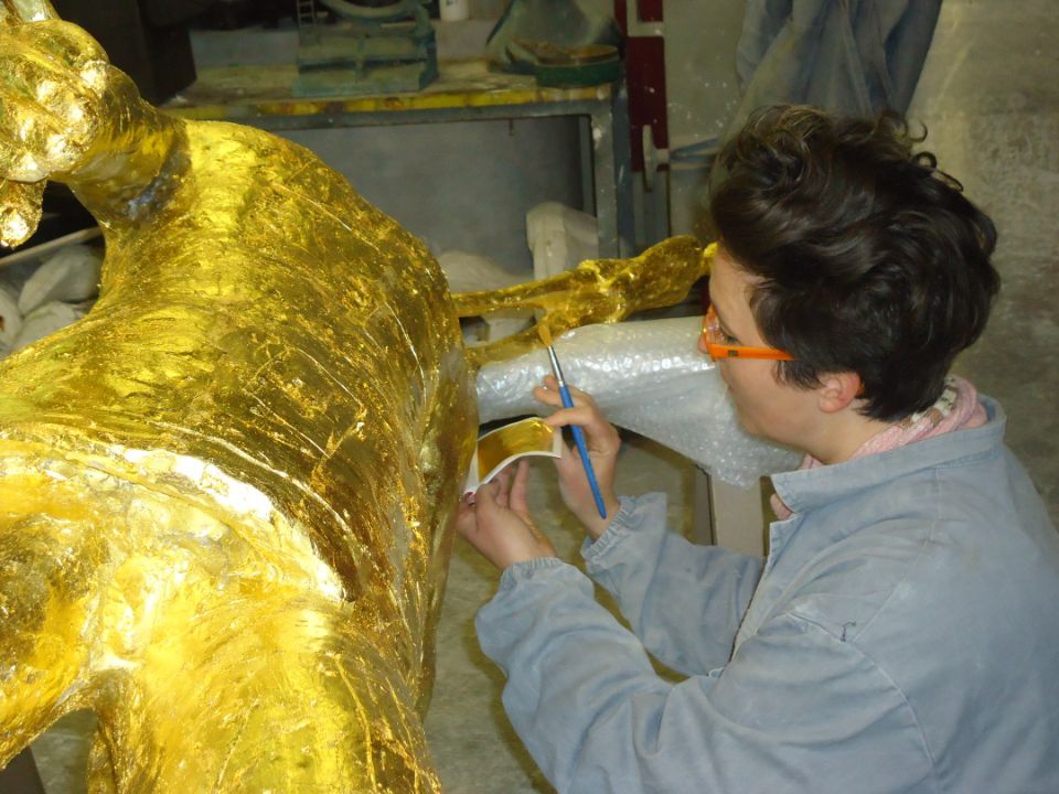 Doratura con foglie d'oro presso la Fonderia d'Arte di Firenze