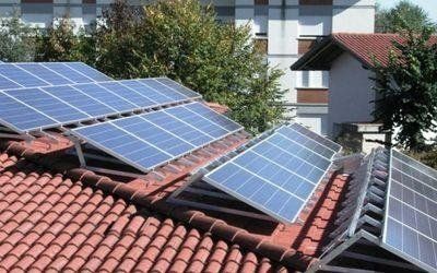 pannelli solari su tetto di una villetta