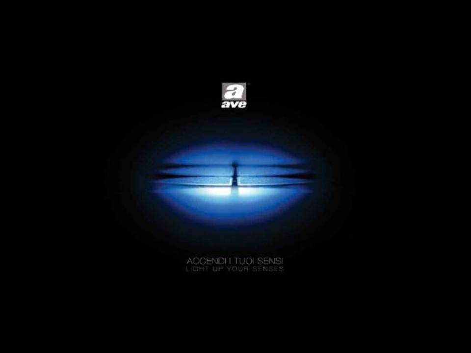 Luce ovale blu brillante con una figura stilizzata al centro su sfondo nero, con un piccolo testo sottostante.